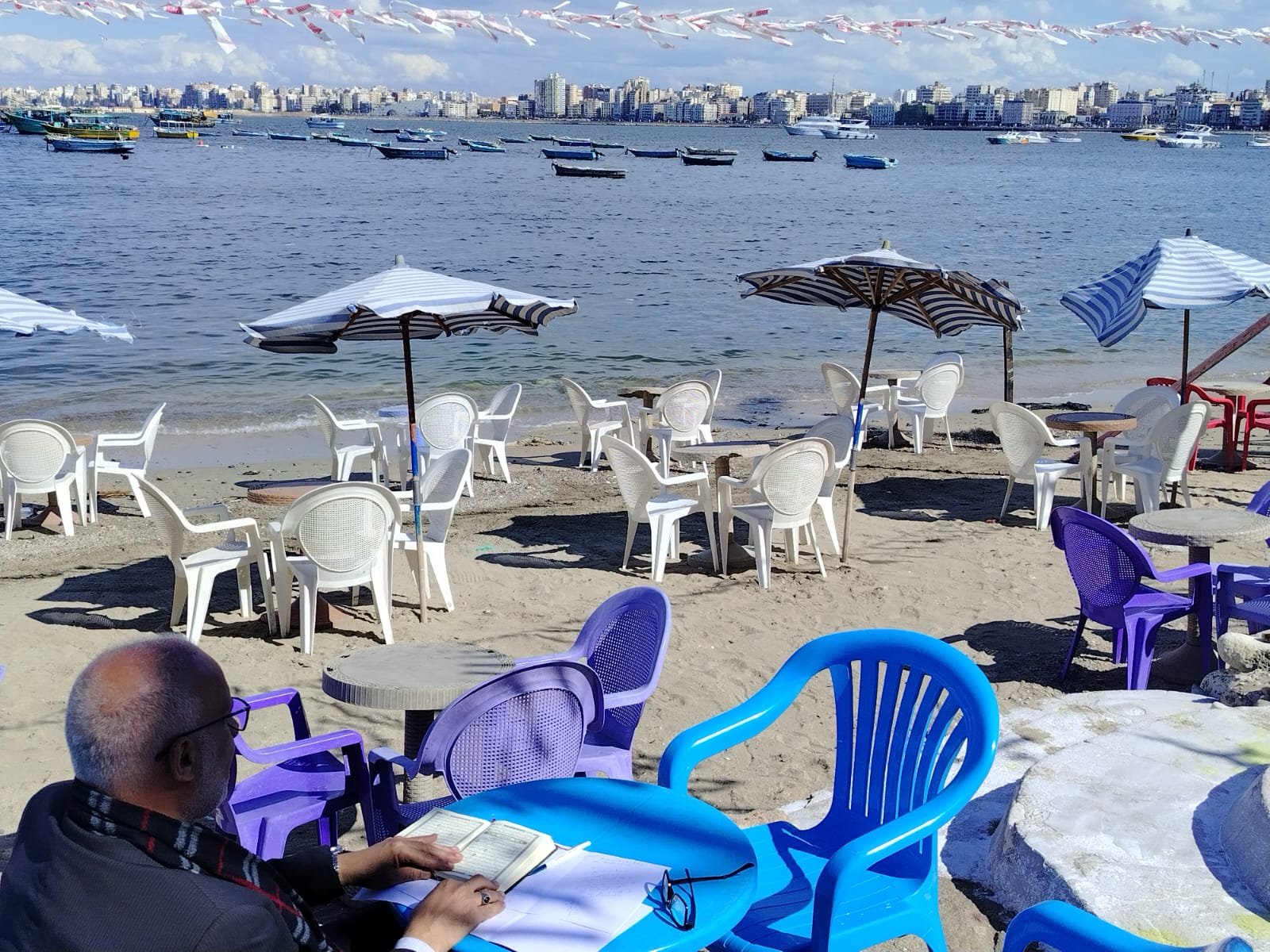 أحد المواطنين يقرأ القرآن على الكورنيش فى نهار رمض