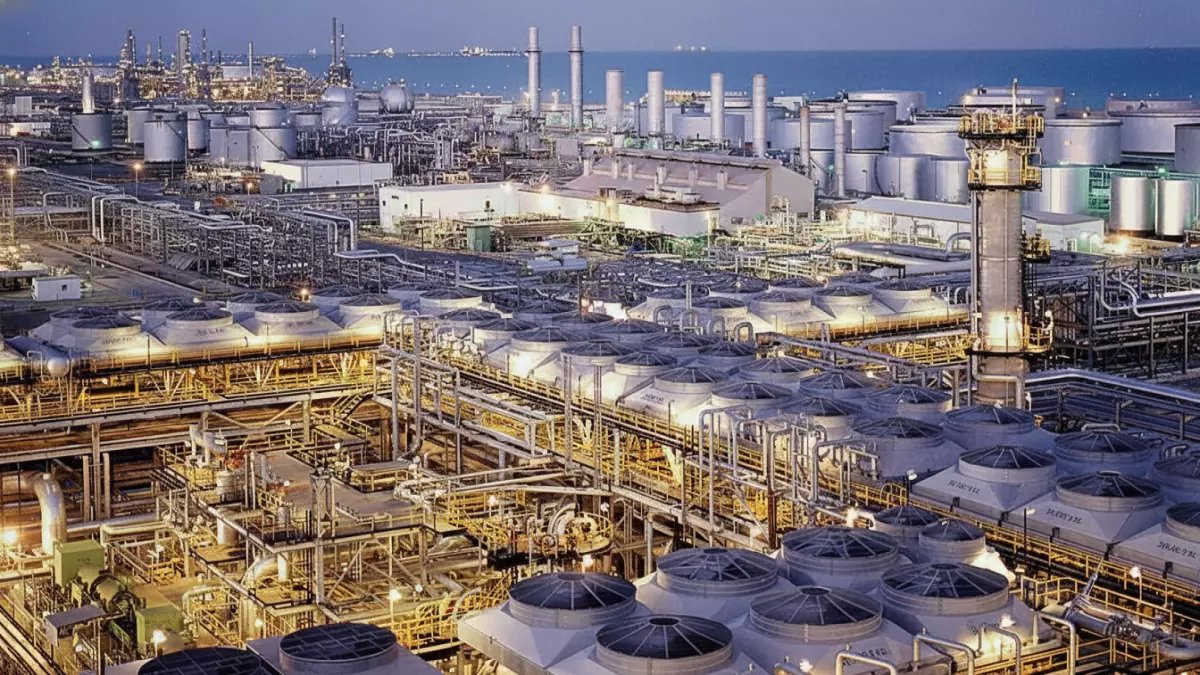 عاجل: السعودية تسحق 10 مسيرات و2 صاروخ كروز في هجوم فاشل على رأس تنورة... دفاعاتنا تحبط المؤامرة تماماً!