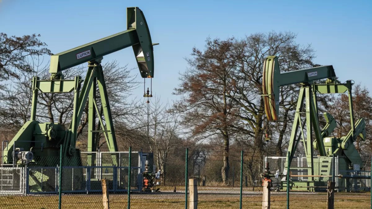 عاجل: النفط ينفجر لأعلى مستوى منذ عام والعراق يوقف 3 ملايين برميل... هل ندخل أزمة طاقة عالمية؟