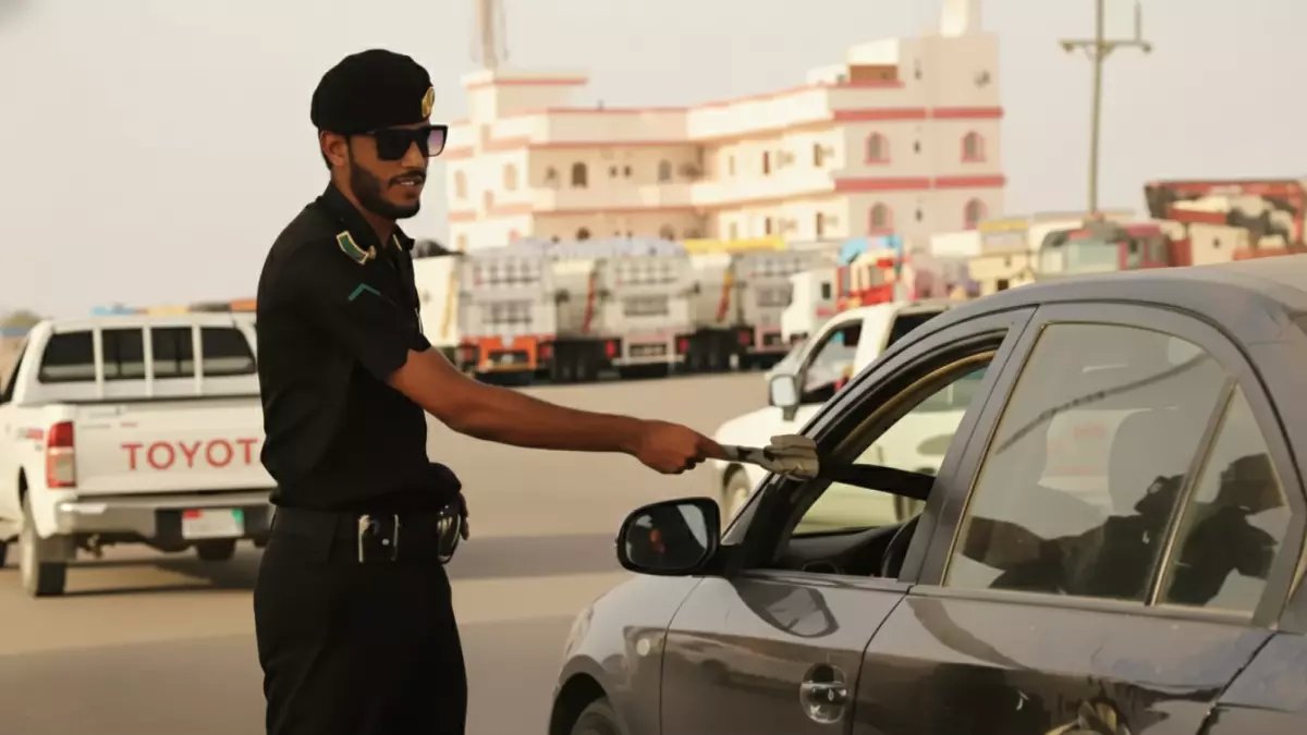 ماذا لو أصبحت سيارتك العائلية غير قانونية بين ليلة وضحاها؟ القرار يهدد نصف مليون عائلة في السعودية.. منع تسجيل 7 فئات من المركبات الكبيرة بالمقيمين اعتباراً من 2026.