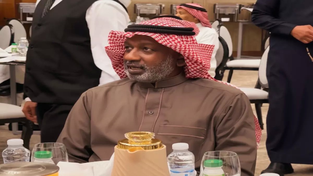 الدويش يدافع عن ماجد عبدالله بعبارة مؤثرة: "ما ضرّه إعلامهم في العشرين يضرّه وهو يقترب من السبعين!"