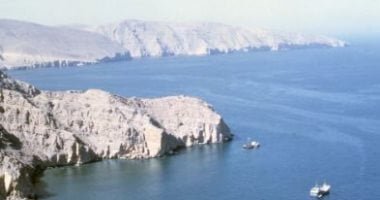 إيران تنفي إغلاق مضيق هرمز