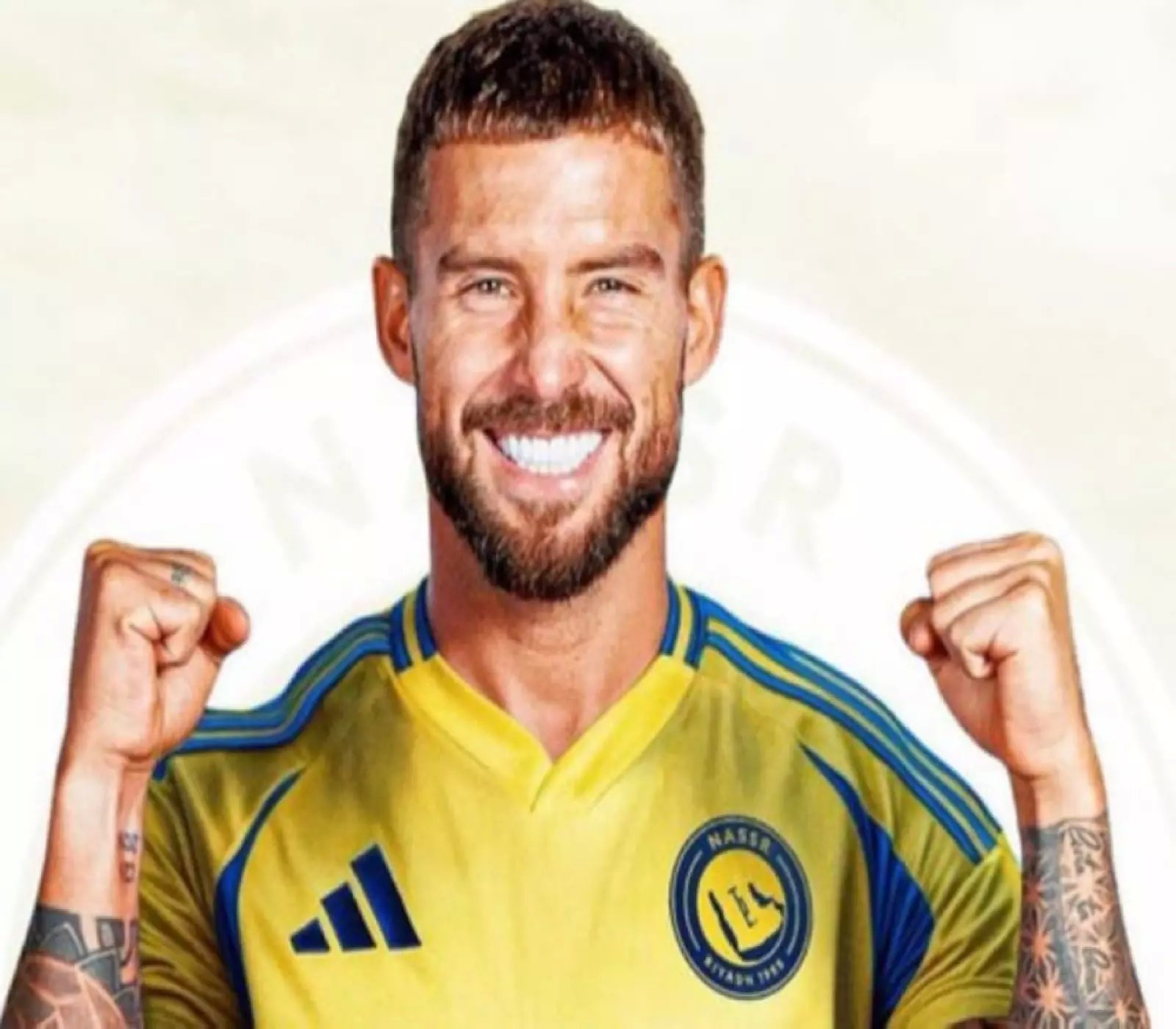 صورة للاعب كرة القدم الإسباني سيرجيو راموس يرتدي قميص نادي النصر السعودي ويحتفل بابتسامة.