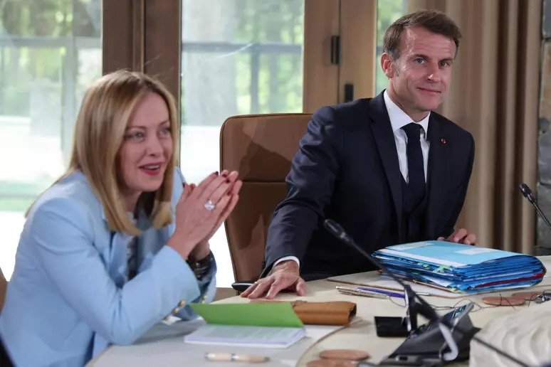 رئيسة الوزراء جورجيا ميلوني، مع الرئيس الفرنسي إيمانويل ماكرون