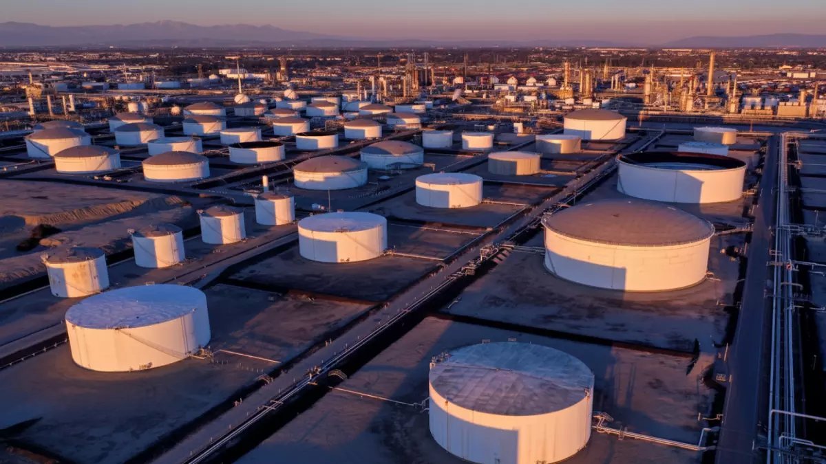 عاجل: النفط ينفجر 8.5% والعراق يوقف 1.5 مليون برميل يومياً - 300 ناقلة عالقة في مضيق هرمز!