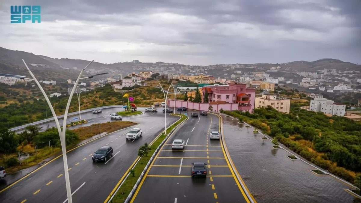 عاجل: الأرصاد تُحذر سكان الباحة من أمطار غزيرة مدمرة حتى الأحد - الدفاع المدني يدق ناقوس الخطر!