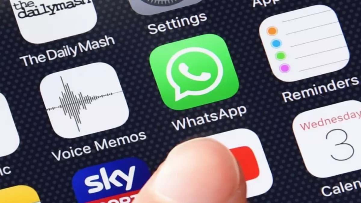 تحذير خطير: 12 تطبيقاً مخفياً في جوجل بلاي يصورونك سراً ويسرقون رسائل واتساب - احذفهم فوراً!