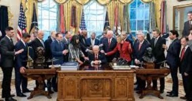 صلاة النصر.. 20 قسا يباركون ترامب داخل المكتب البيضاوى.. فيديو