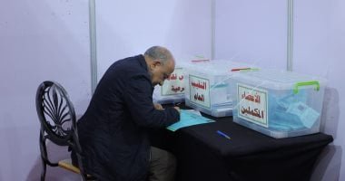 الدكتور محمود عصمت وزير الكهرباء يدلى بصوته في انتخابات نقابة المهندسين