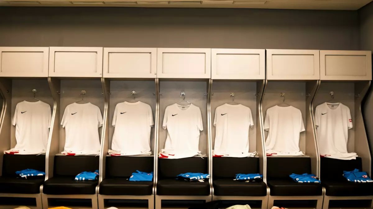 شاهد: كواليس مثيرة لغرفة ملابس الزمالك قبل معركة الاتحاد... هل يحافظ الأبيض على صدارته؟