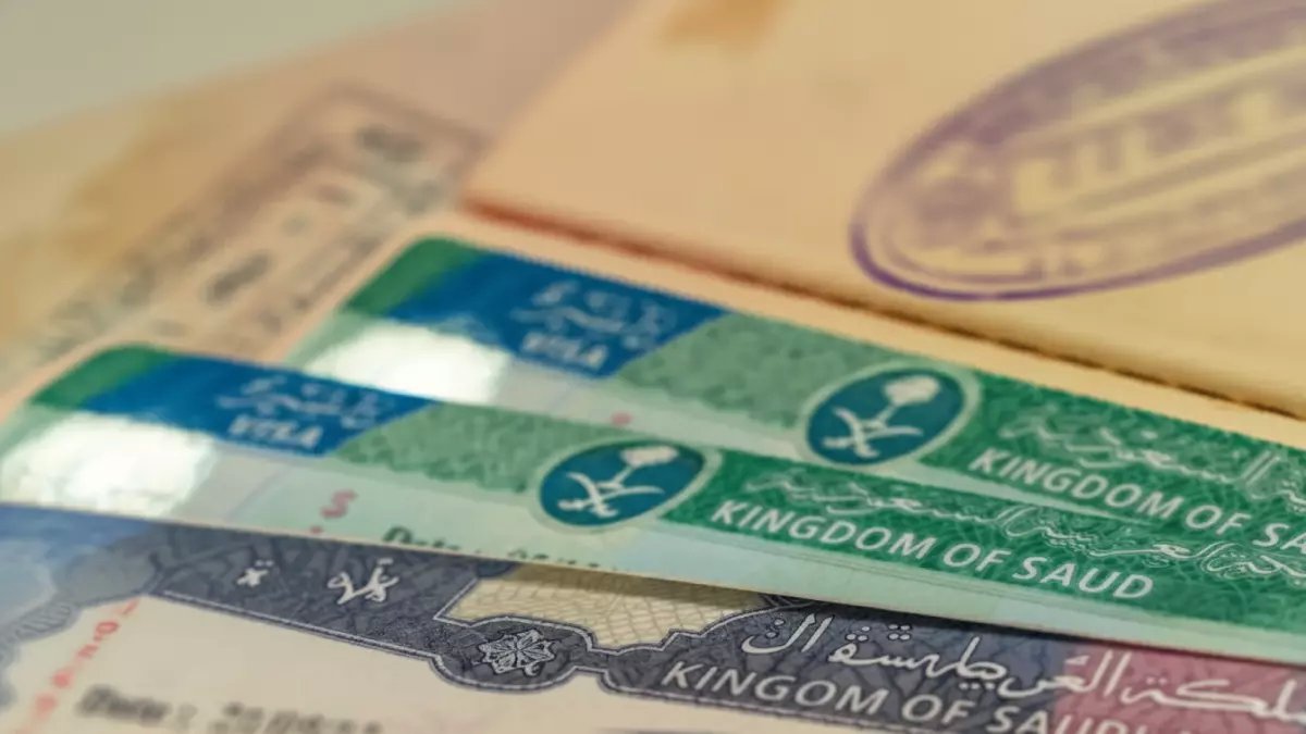 هل ستُحطم أهم دولة في الخليج نظاماً عملاقاً يقيد الملايين؟.. قرار المملكة العربية السعودية يُحرر 12.6 مليون عامل