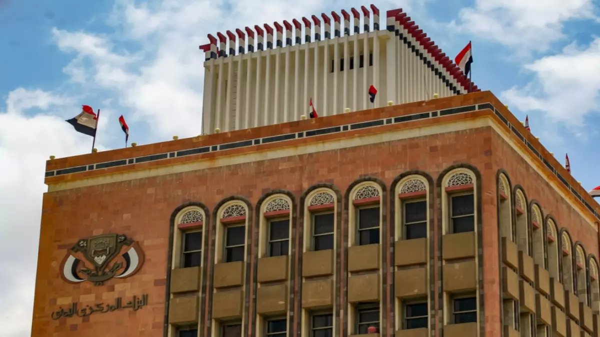 تحذير عاجل من الحوثي لـ 24 مليون يمني: مهلة 48 ساعة فقط قبل أن تخسر 75% من مدخراتك