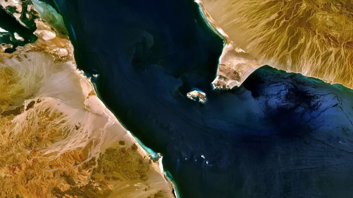 مشروع وحيد في أخطر مضيق بالشرق الأوسط أصبح مهدداً بالنسيان... لكن 20 مليار دولار تكشف كيف يحول 'جسر القرن الأفريقي' أدوات الحرب إلى سلّة سلام دائم على شكل مدينتين (2100 كم²) تربط أفريقيا بالعالم.