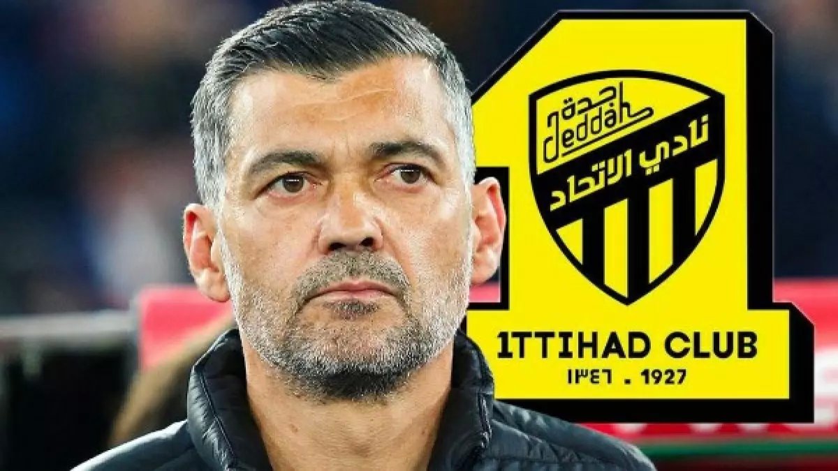 مشهد صادم أمام الملايين: مدرب الاتحاد "يفقد أعصابه" بالكامل بعد الخسارة.. ويفعل شيئاً لا يصدق أمام الكاميرات!