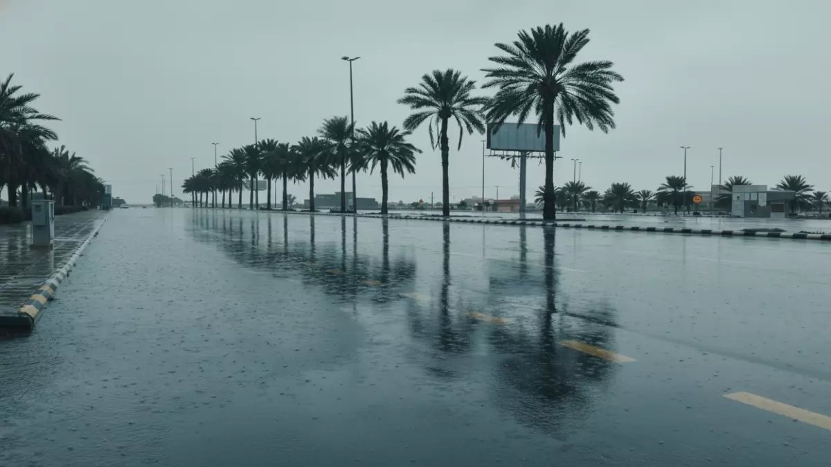 عاجل: الدفاع المدني يحذر من أمطار غزيرة وسيول خطيرة على الرياض حتى الأحد - توجيهات عاجلة للمواطنين!