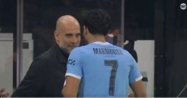 شاهد عناق بيب جوارديولا لـ عمر مرموش بعد تسجيل ثنائية ضد نيوكاسل (فيديو)