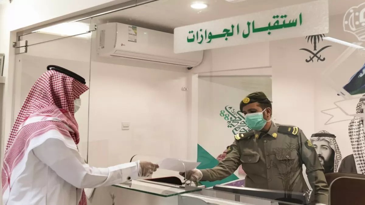 «الجوازات» تُنهي معاناتك في الزحام.. العملية التي كانت تستغرق يوماً كاملاً، يمكن إنجازها الآن في ساعة متأخرة من الليل.