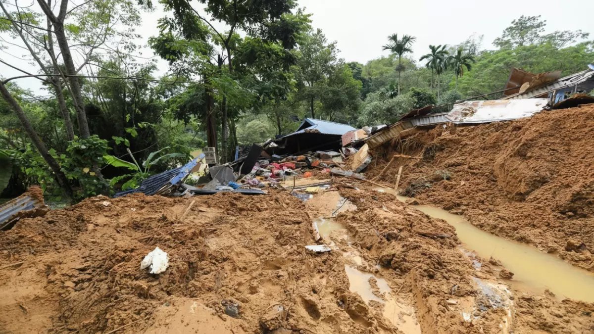 عاجل: إنذار أحمر في فيتنام... فيضانات مدمرة تهدد 25 منطقة وانهيارات أرضية تحاصر الآلاف!