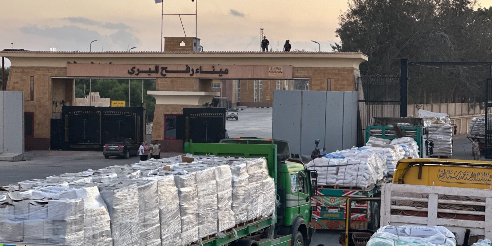 المواد الغذائية فى قافلة زاد العزة المواد الغذائية فى قافلة زاد العزة