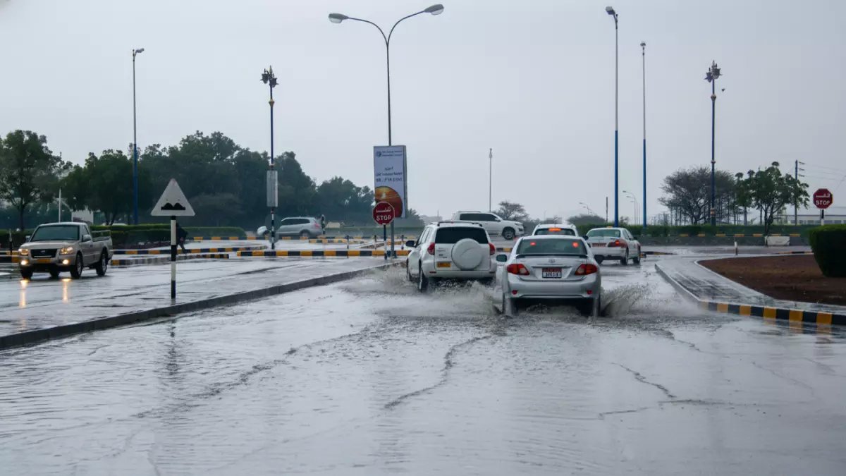 عاجل: أخدود شتوي خطير يضرب عُمان الاثنين - 7 محافظات في خط النار والمسؤولون يحذرون!