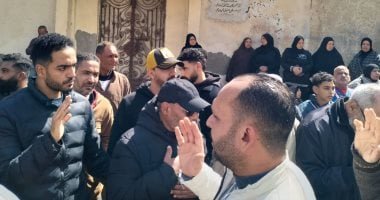 الشحات مبروك يودع زوجته بحضور أهالى دسوق.. ويغادر عقب دفن الجثمان