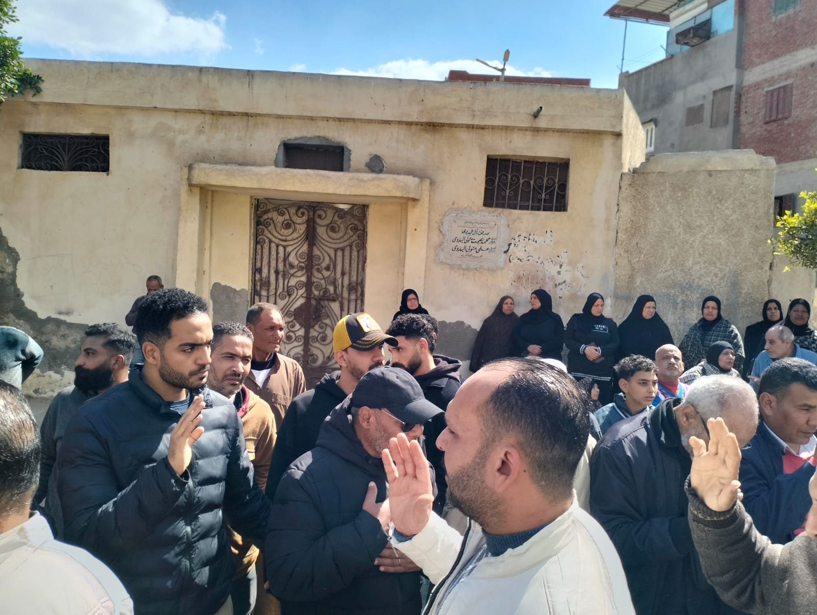 الشحات مبروك يتلقى العزاء على المقابر عقب دفن جثمان زوجته