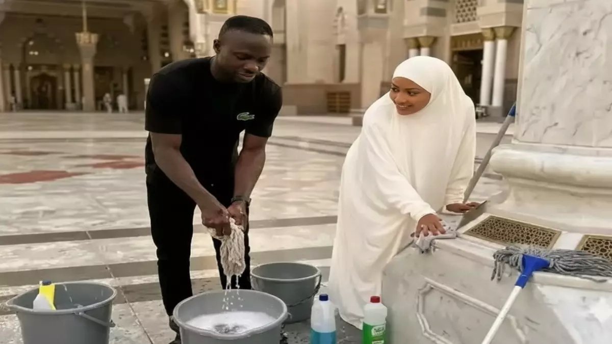 صادم: ساديو ماني وزوجته الشابة في مشهد لم يتوقعه أحد بالمسجد النبوي... هذا ما فعلاه!