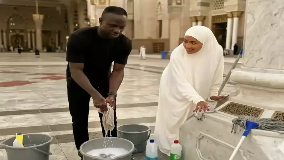 شاهد: ساديو ماني وزوجته يفعلان شيئاً لا يصدق في المسجد النبوي... والمسلمون في حالة إعجاب!