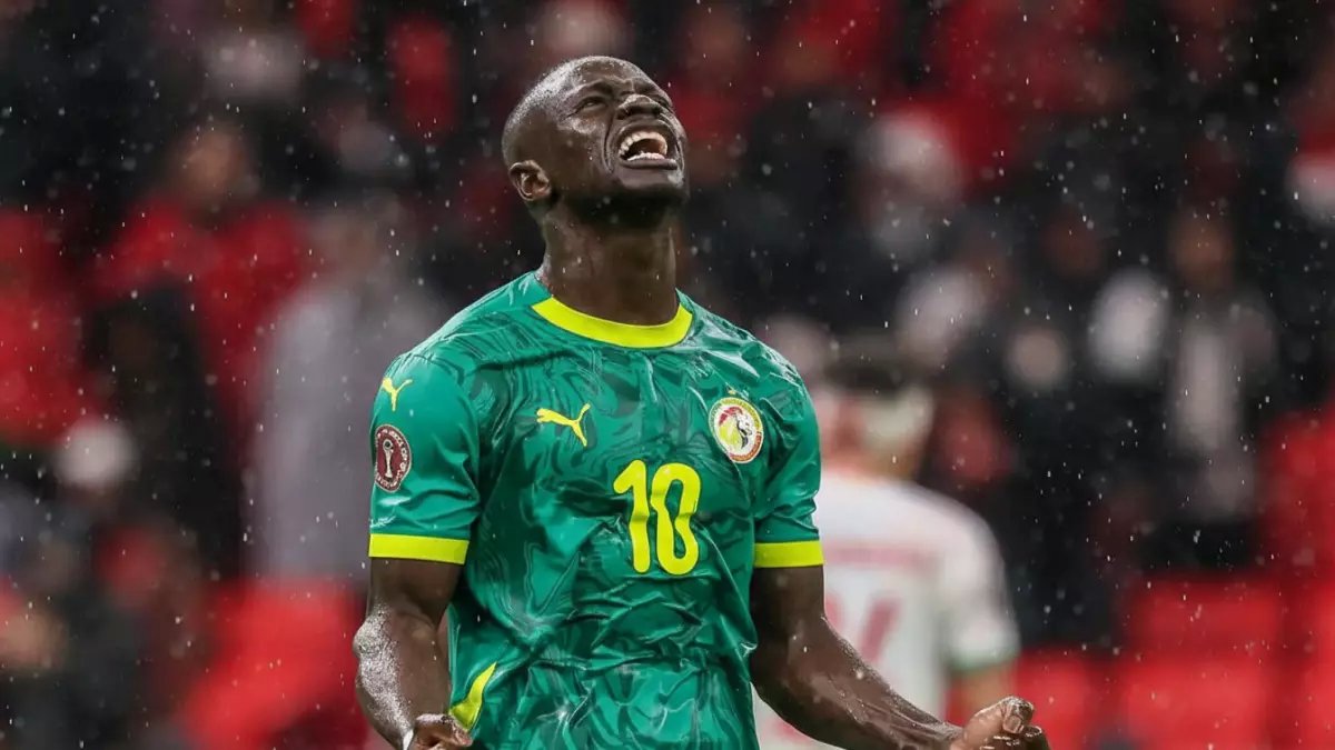 عاجل: ساديو ماني يفاجئ الجميع بتنظيف المسجد النبوي بعد إنجاز تاريخي مع السنغال!