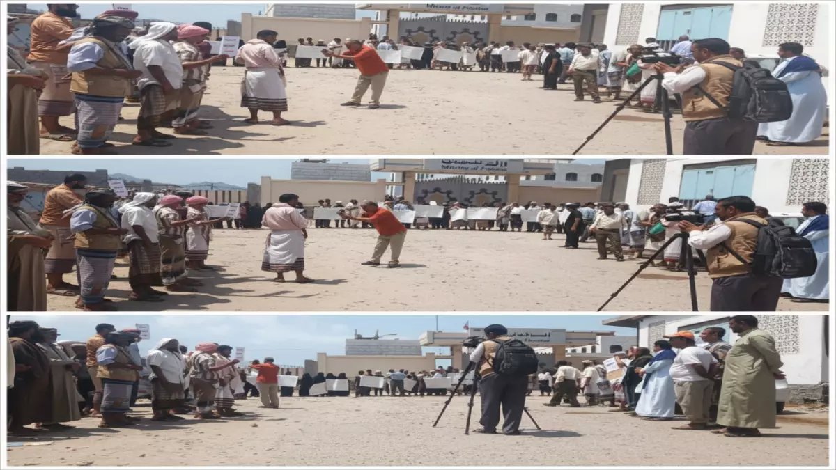 عاجل: موظفو البيضاء في وقفة غضب أمام وزارة المالية... 13 شهراً بلا راتب والأسر تواجه كارثة إنسانية!