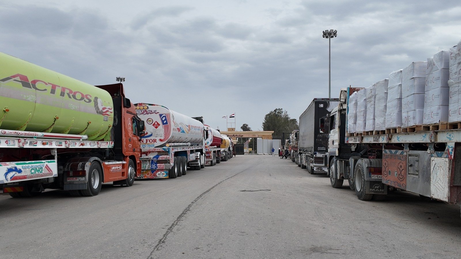 الهلال الأحمر يُطلق القافلة الـ152 من «زاد العزة»   