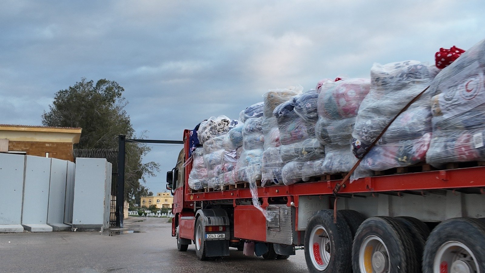 الهلال الأحمر يُطلق القافلة الـ152 من «زاد العزة»   