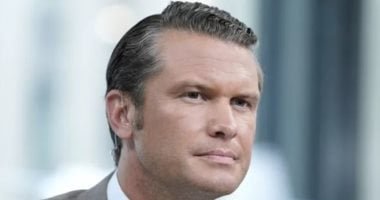 متهور وعدائى.. جارديان: وزير حرب ترامب يحول البنتاجون لساحة حملة دينية