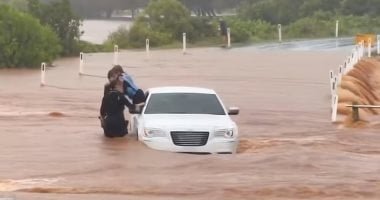 بين الحياة والموت.. لحظات مرعبة لإنقاذ طفل من سيارة غمرتها فيضانات أستراليا