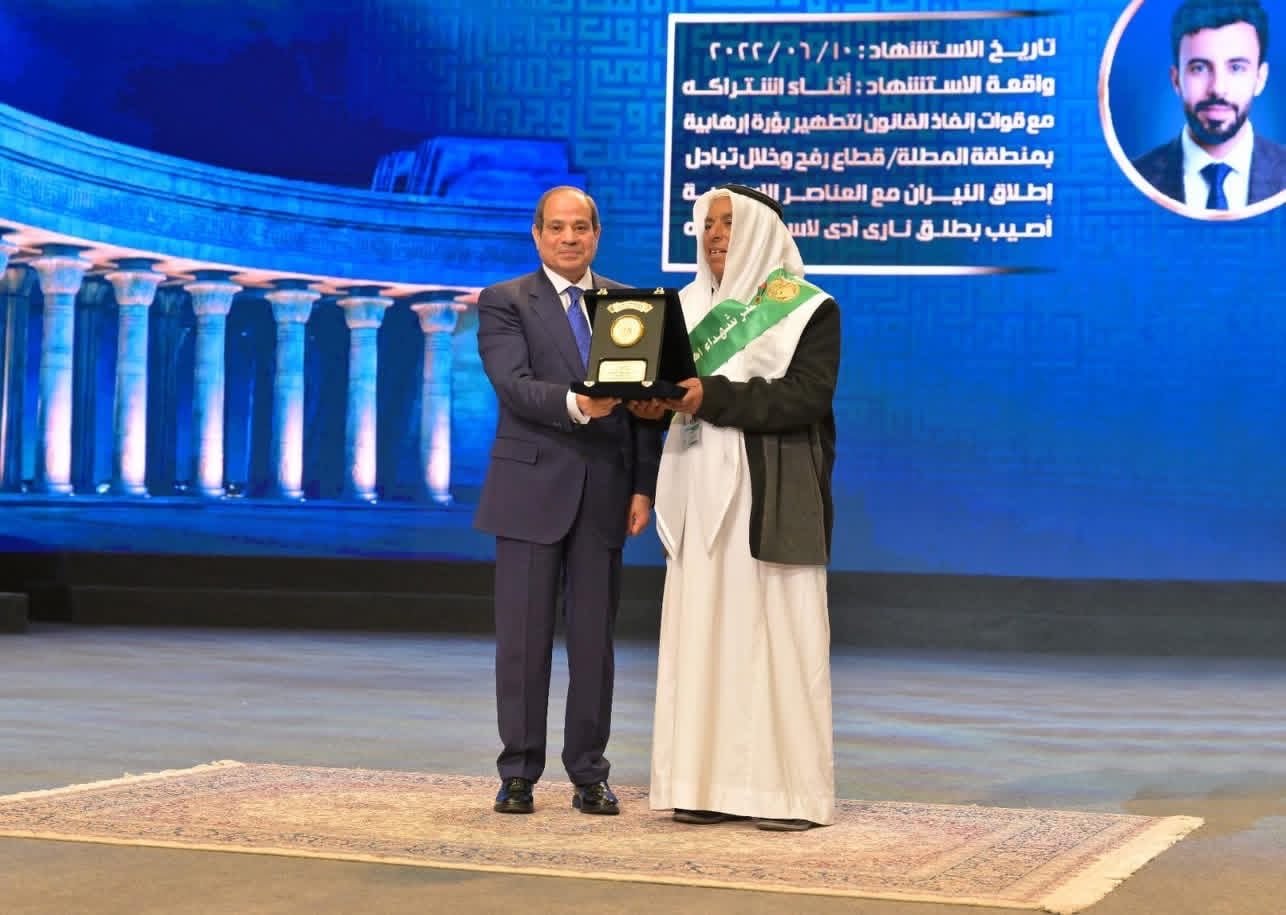 الرئيس عبد الفتاح السيسي برفقه والد الشهيد عمر سليمان 