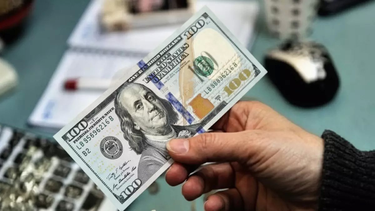 عاجل: الدولار يواصل الارتفاع الجنوني ويتخطى حاجز الـ 52 جنيه... هل نشهد أزمة اقتصادية جديدة؟