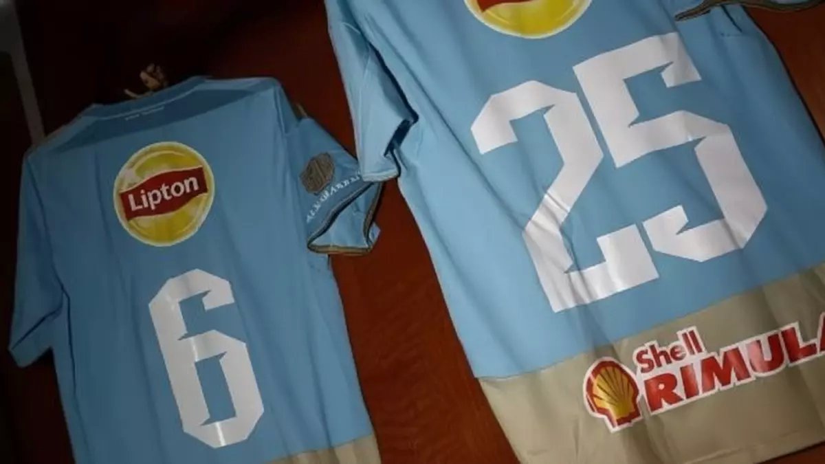 عاجل: الأهلي يفاجئ الجماهير بالقميص اللبني أمام طلائع الجيش... هل يحسم الصدارة الليلة؟