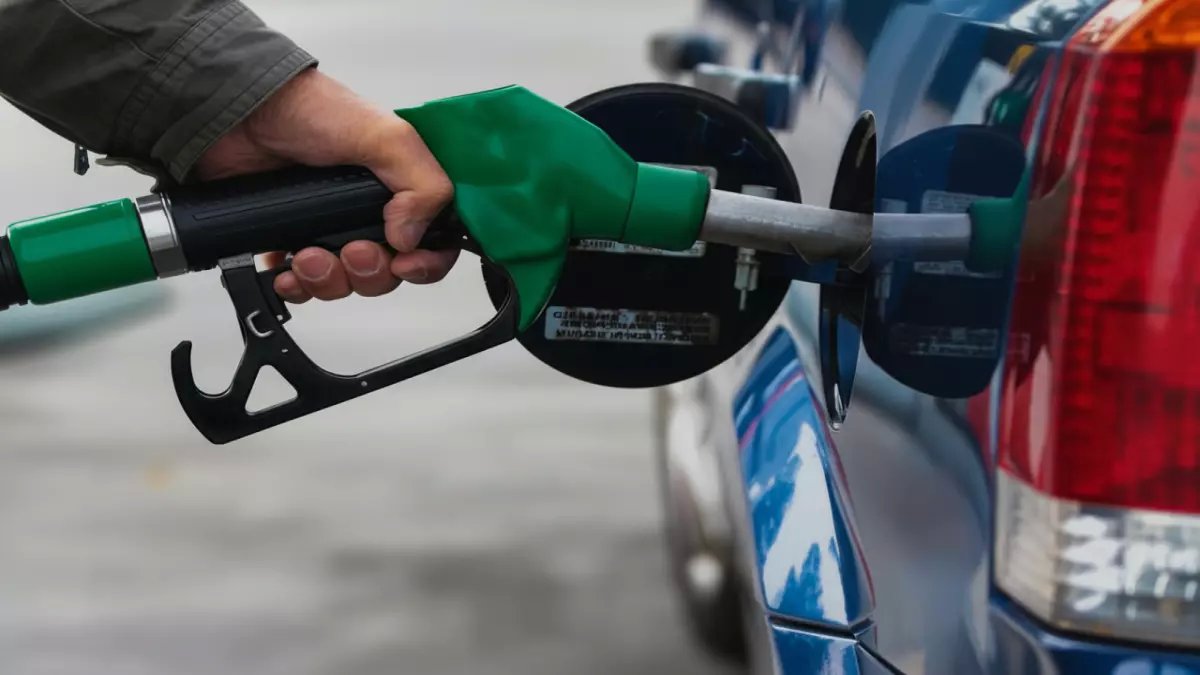 عاجل: مصر تصدم المواطنين برفع أسعار الوقود إلى 24 جنيهاً للتر... الأسباب الخفية!