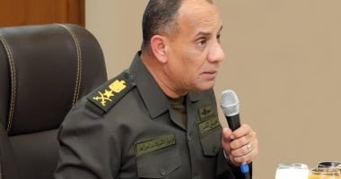 وزير الدفاع يلتقى قادة بالوحدات والوحدات الفرعية بالجيشين الثانى والثالث