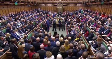 بريطانيا تعلن قرارها النهائي في حظر مواقع التواصل الاجتماعي للأطفال دون 16 عاماً