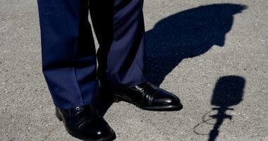 أهداه لمستشاريه وأصدقائه.. سر هوس ترامب بحذاء سعره 145 دولار