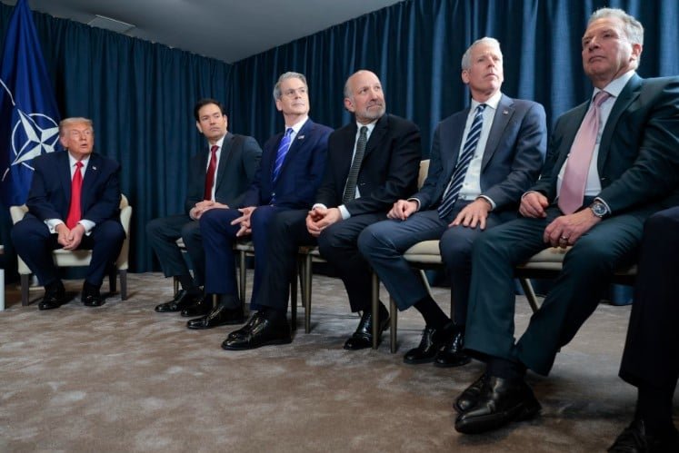 ترامب ومستشاريه بالحذاء ترامب ومستشاريه بالحذاء