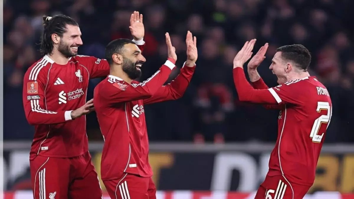 عاجل: صلاح يقود ليفربول في معركة القمة ضد جالاتا سراي الليلة… شاهد الثأر التاريخي في إسطنبول!