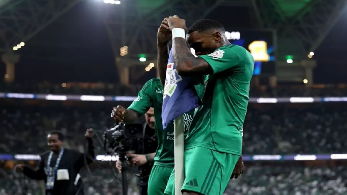 صدمة: غياب نجمي الهلال الخطير أمام الأهلي في نصف النهائي... هل ينهار حلم الزعيم؟