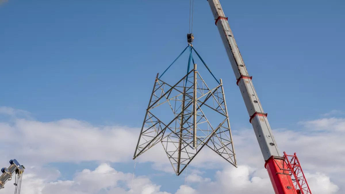 عاجل: الرياض تهدم أبراج الكهرباء وتدفنها تحت الأرض… مشروع بـ 135 كيلومتر سيغير وجه العاصمة!