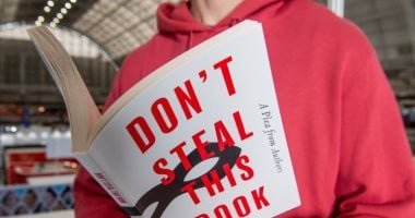 رفعت الأقلام.. 10 آلاف كاتب يواجهون الـ AI بالكتاب الأبيض