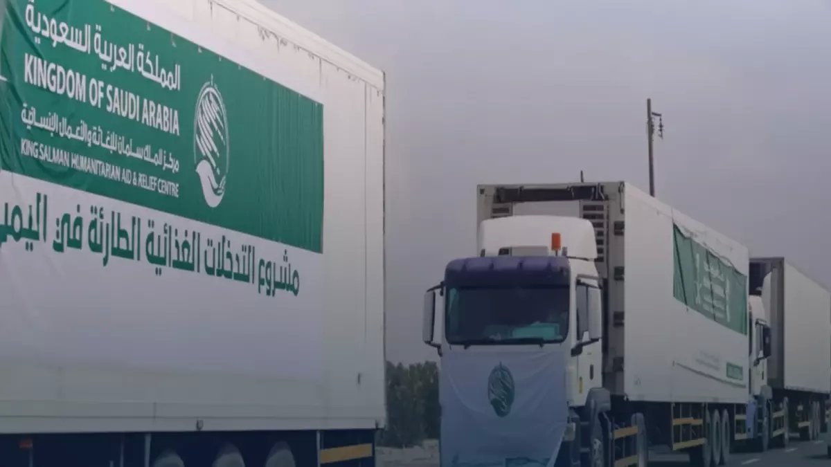 عاجل: 14 شاحنة محملة بالأمل تصل عدن - مركز الملك سلمان ينقذ آلاف الأسر من الجوع!