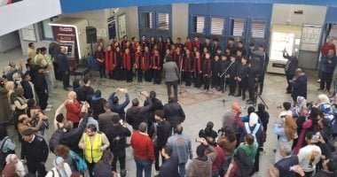 يوم الشهيد.. كورال كونسرفاتوار يفاجئ الركاب بعرض غنائى فى محطة عدلى منصور.. صور