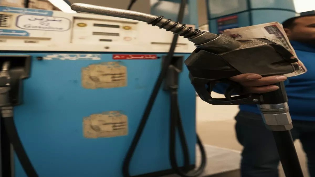 عاجل: مصر ترفع أسعار الوقود بنسبة 17%... السولار يقفز 3 جنيهات والبنزين يصل 24 جنيهاً!