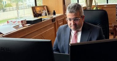 السفير المصري في الدوحة يعقد اجتماعاً افتراضياً مع رموز الجالية للاطمئنان على أوضاعهم